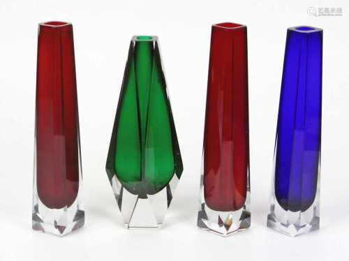 4 Überfangvasenfarbloses Kristallglas mundgeblasen, grüner, blauer u. 2 x roter Innenüberfang,