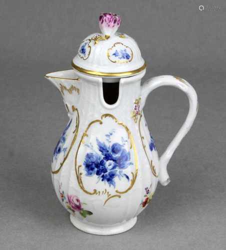 Meissen Kännchen 1760/65Porzellan mit unterglasurblauer Schwertermarke der Porzellanmanufaktur