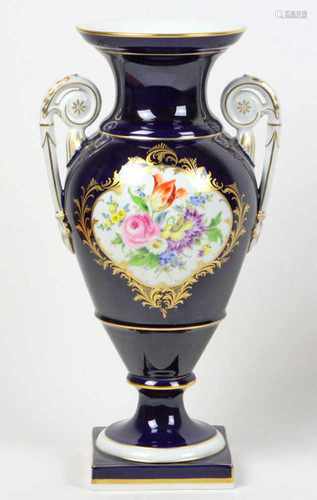 Meissen Amphorenvase *Blütenbouquet*Porzellan mit unterglasurblauer Schwertermarke der