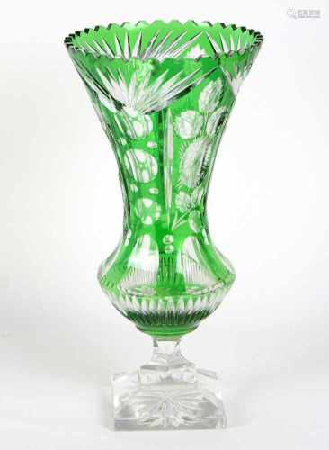 große Kristall Trichtervasefarbloses Kristallglas mundgeblasen, grün überfangen u. von Hand