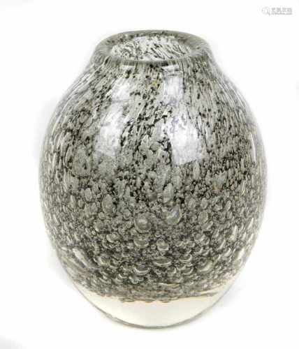 Kristall Vasefarbloses Kristallglas mundgeblasen, Boden gekugelt, bauchiger Korpus mit schwarzer