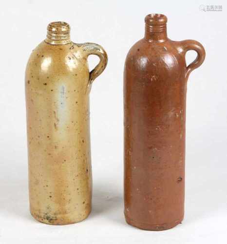 2 Wasserflaschen vor 1900Steinzeug, hohe nach oben eingezogene Zylinderform mit kurzem Hals,