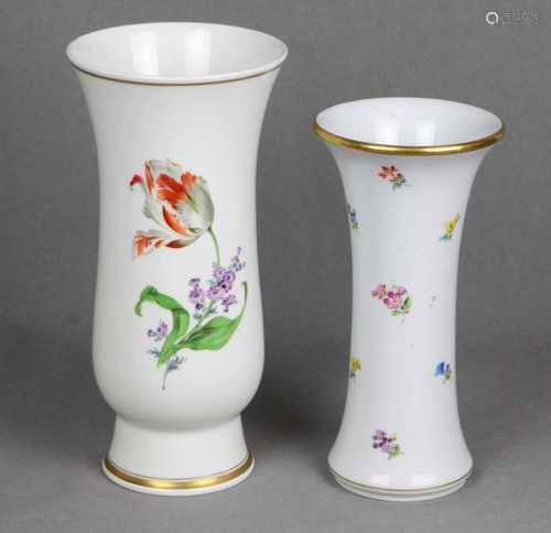 Meissen 2 Vasen BlumendekorPorzellan mit unterglasurblauer Schwertermarke der Porzellanmanufaktur