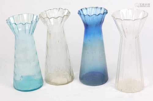 4 Hyazinthenvasenblaues u. farbloses Glas mundgeblasen, 4 leicht verschieden ausgeführte