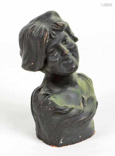 Terracotta Büstegrün gefasst, Büste einer Dame mit freundlichem Blick u. hochgestecktem Haar, H