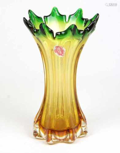 Murano Vasefarbloses Kristallglas mundgeblasen, ocker u. grüner Farbschmelz, 8-fach fecattierter