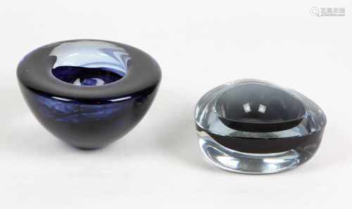 2 Kristall Schalenblaue runde Form gemarkt Kosta Boda, Ø ca. 11 cm dreipassige anthrazitfarbene Form