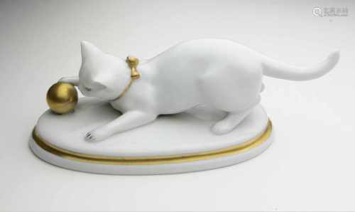 Katze mit Ballweiß glasiertes Porzellan mit grüner Manufakturmarke Metzler & Ortloff, mit goldenem