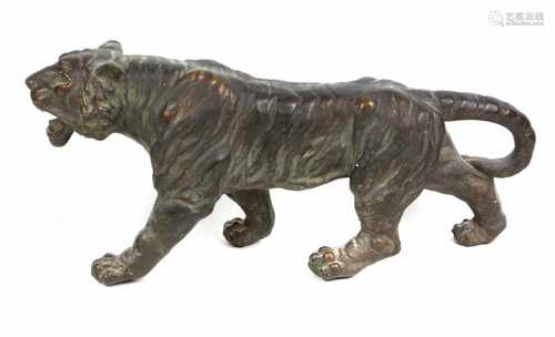 Tiger Skulptur 1920er JahreKunstguß bronziert, naturalistische Ausformung eines schreitenden Tigers,