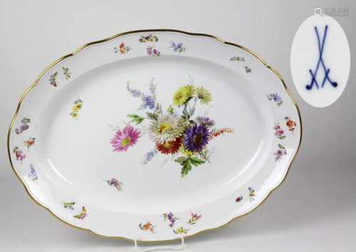 Meissen Anbietplatte *Blütenbouquet mit Insekten* um 1870Porzellan mit unterglasurblauer