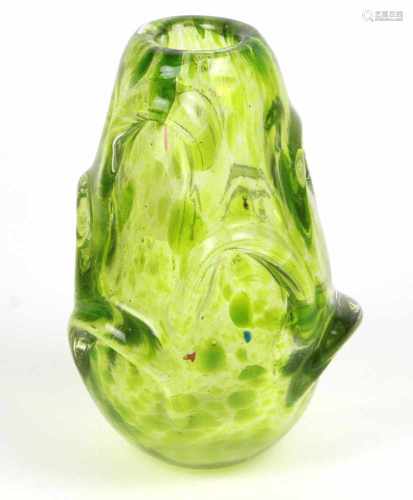 Kristallvasefarbloses Kristallglas mundgeblasen mit grünem Farbschmelz, geschnittener Boden u.