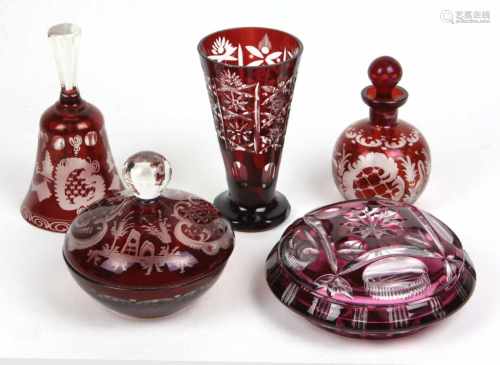 5 Zierteile Rubinglasfarbloses Glas rubiniert u. teils überfangen, von Hand mit verschiedenen