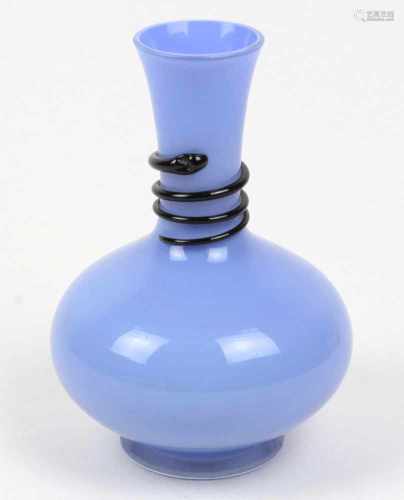 blaue Tango Glas Vasefarbloses Glas mit blauem Innenüberfang, bauchiger Korpus mit leicht