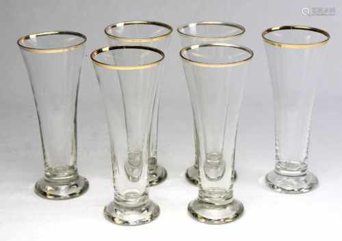 Satz BierstangenKlarglas in hoher nach oben ausschwingender Form auf Rundfuß, H ca. 22 cm, Satz