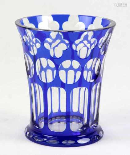 Überfang Vasefarbloses Kristallglas mundgeblasen, blau überfangen u. von Hand beschliffen,