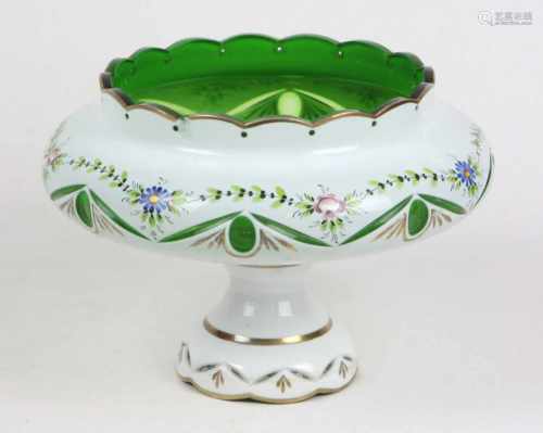 Zierglas mit Blumenmalereigrünes Kristallglas mit weißopakem Überfang, von Hand beschliffen sowie