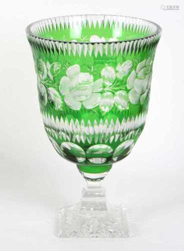 große Kristall Vasefarbloses Kristallglas mundgeblasen, grün überfangen u. von Hand beschliffen,