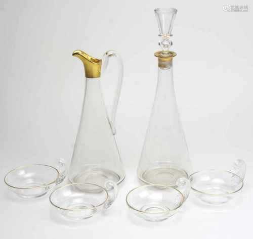 2 Karaffen u. SchalensatzKlarglas mit leicht gekugeltem Boden, konische Karaffenform mit Henkel u.