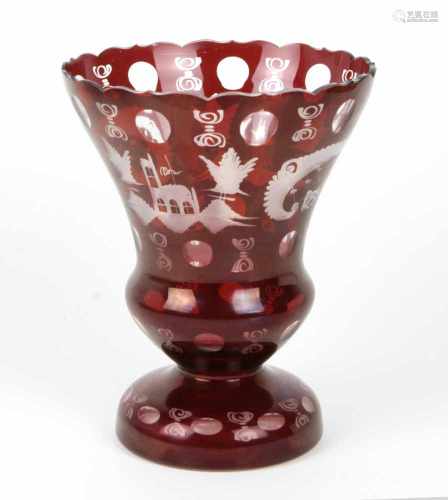 Rubinvase 1930er Jahrefarbloses Glas mundgeblasen, rubiniert u. von Hand teils im Mattschnitt