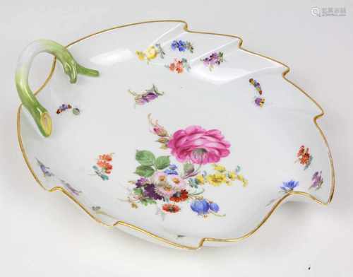 Meissen Blattschale *Blütenbouquet*Porzellan mit unterglasurblauer Schwertermarke der