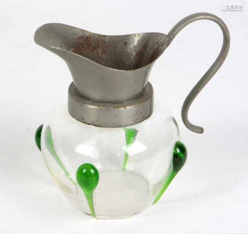 Jugendstil KännchenKlarglas in flacher ovoider Form, umlaufend 4 aufgelegte Glastropfen, dazu lose