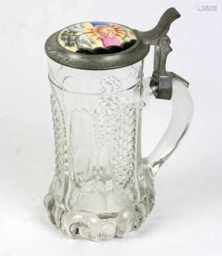 Krug mit Porzellandeckel 1893Klarglas in die Form geblasen, Walzenkorpus im Wechsel mit Rauten- u.