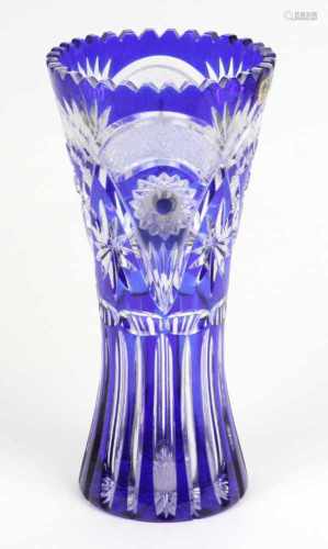 Kristallvase *Pariser Schliff*farbloses Kristallglas mundgeblasen, blau überfangen u. von Hand