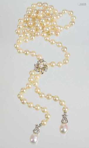 lange Akoya-Perlenkette mit Kettenverkürzerechte, weiße Salzwasser Zuchtperlen von ca. 6,4 bis 6,9
