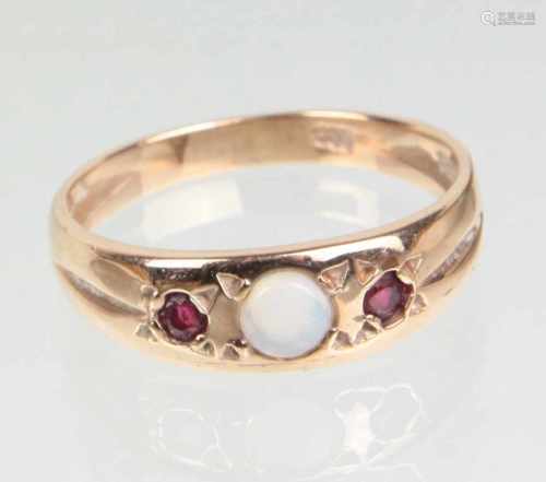 Opal Ring mit Rubin - GG 585in Gelbgold 585 (14 Karat) gearbeitet u. punziert, leicht bombierter