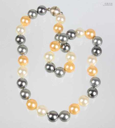 Multicolor Perlenketteaus 36 echten Muschelkern Perlen von ca. 12 mm Ø in den Farbnuancen von
