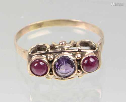 antiker Ring mit Amethyst u. Rubinin Gelbgold 333 (8 Karat) gearbeitet u. punziert, Brückenring