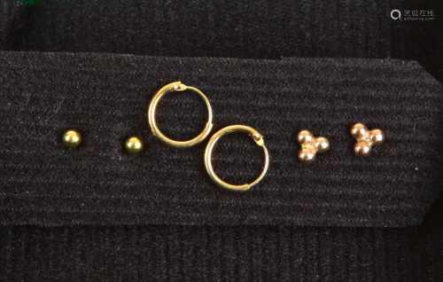 3 Paar Ohrringe GG 585/333 u.a.Ohrstecker mit je einer Kugel in Gelbgold 585 (14 Karat) gearbeitet