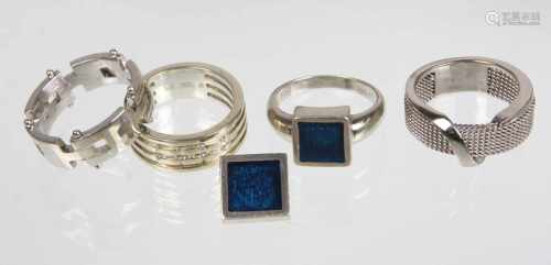 4 moderne Ringe u.a.in Silber 925 gearbeitet u. punziert, 3 Bandringe in verschiedenen