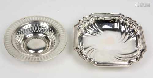 2 Silberschälchenpunziert, Silber 800 u. 835 dt. mit Halbmond & Krone, dabei quadratische Barockform