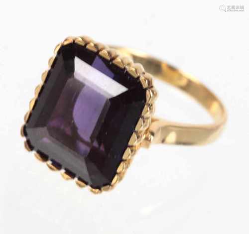 Amethyst Ring - GG 750in Gelbgold 750 (18 Karat) gearbeitet u. punziert, quer zur Ringschiene