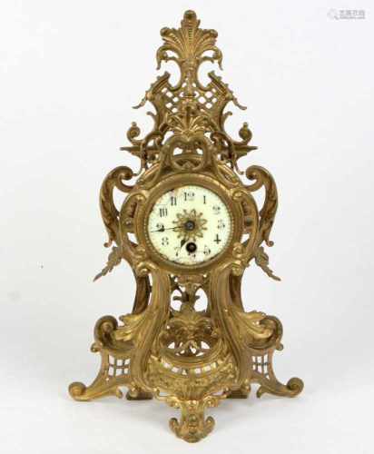 Pendule um 1880bronzierter Metallguß, Pendule reich mit Historismus Ornamentik verziert, rundes