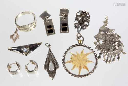 Posten Silberschmuck u.a.dabei Silberohrringe mit Onyx Kreolen, Anhänger mit Perlmutt, beweglicher