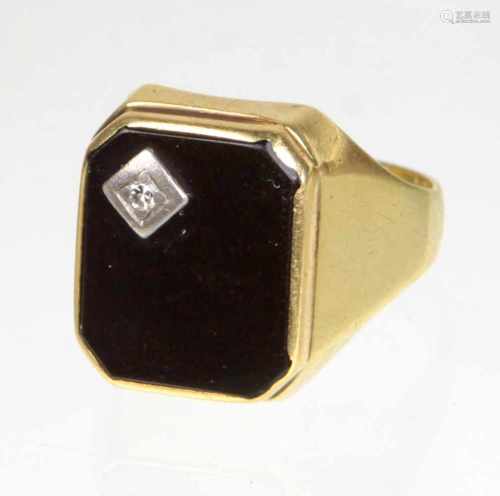 Onyx Herren Ring mit Brillant - GG 585in Gelbgold 585 (14 Karat) gearbeitet u. punziert, Ringkopf