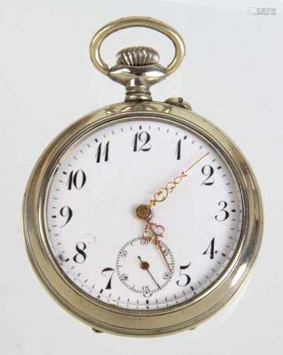 Herren TaschenuhrNeusilber Uhrengehäuse mit teils vergangenem Streifendekor, weißes
