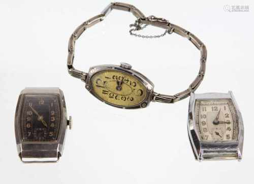 3 Armbanduhrenrechteckige gerundete Gehäuse teils in Silber 800, verschieden mit einem Zugarmband
