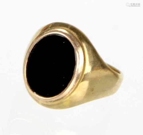 Onyx Ring - GG 333in Gelbgold 333 (8 Karat) gearbeitet u. punziert, Ringkopf mit ovaler, quer zur