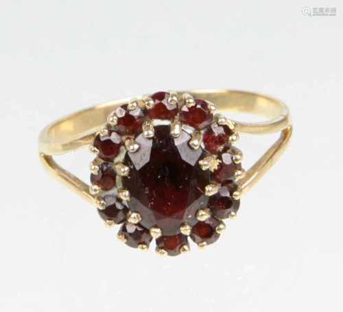 Granat Ring - GG 333in Gelbgold 333 (8 Karat) gearbeitet u. punziert, ovaler Ringkopf in