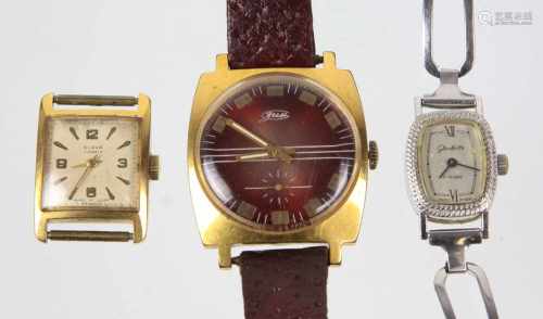 3 Armbanduhrendabei russische Herren Ausführung mit rotmetallischem Zifferblatt sowie vergoldete