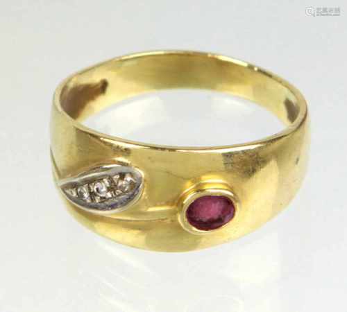 Rubin Ring - GG 750in Gelbgold 750 (18 Karat) gearbeitet u. punziert, leicht bombierter Bandring,