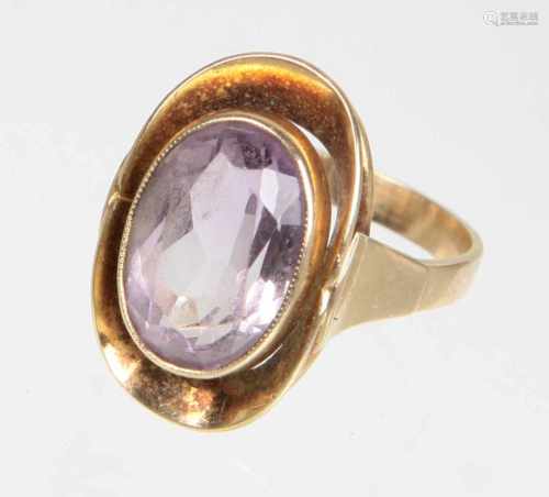 Amethyst Ring - GG 585in Gelbgold 585 (14 Karat) gearbeitet u. punziert sowie Signet, quer zur