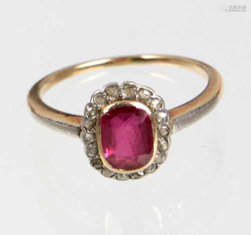 Rubin Ring mit Diamanten - GG/WG 585in Gelbgold / Weißgold 585 (14 Karat) gearbeitet u. punziert,