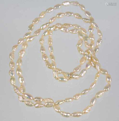 Süßwasser Perlenketteendlos u. einzeln geknotete kleine Perlen von ca. 8 mm Länge in länglicher