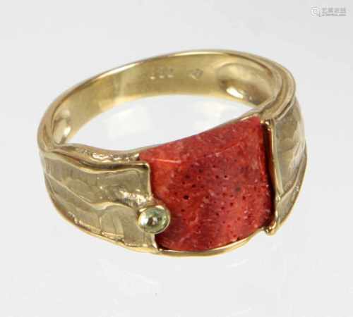 Ring mit Schaumkoralle - GG 333in Gelbgold 333 (8 Karat) gearbeitet u. punziert sowie Signet,