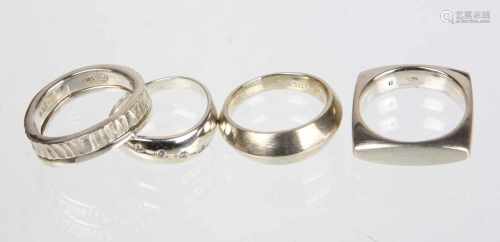 4 moderne Ringein Silber 925 gearbeitet u. punziert teils Fossil, 4 verschieden ausgeführte Ringe,