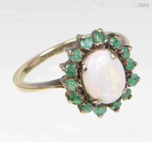 Opal Ring mit SmaragdSilber 925 vergoldet, Ringkopf mit einem ovalen Voll Opal in feinem